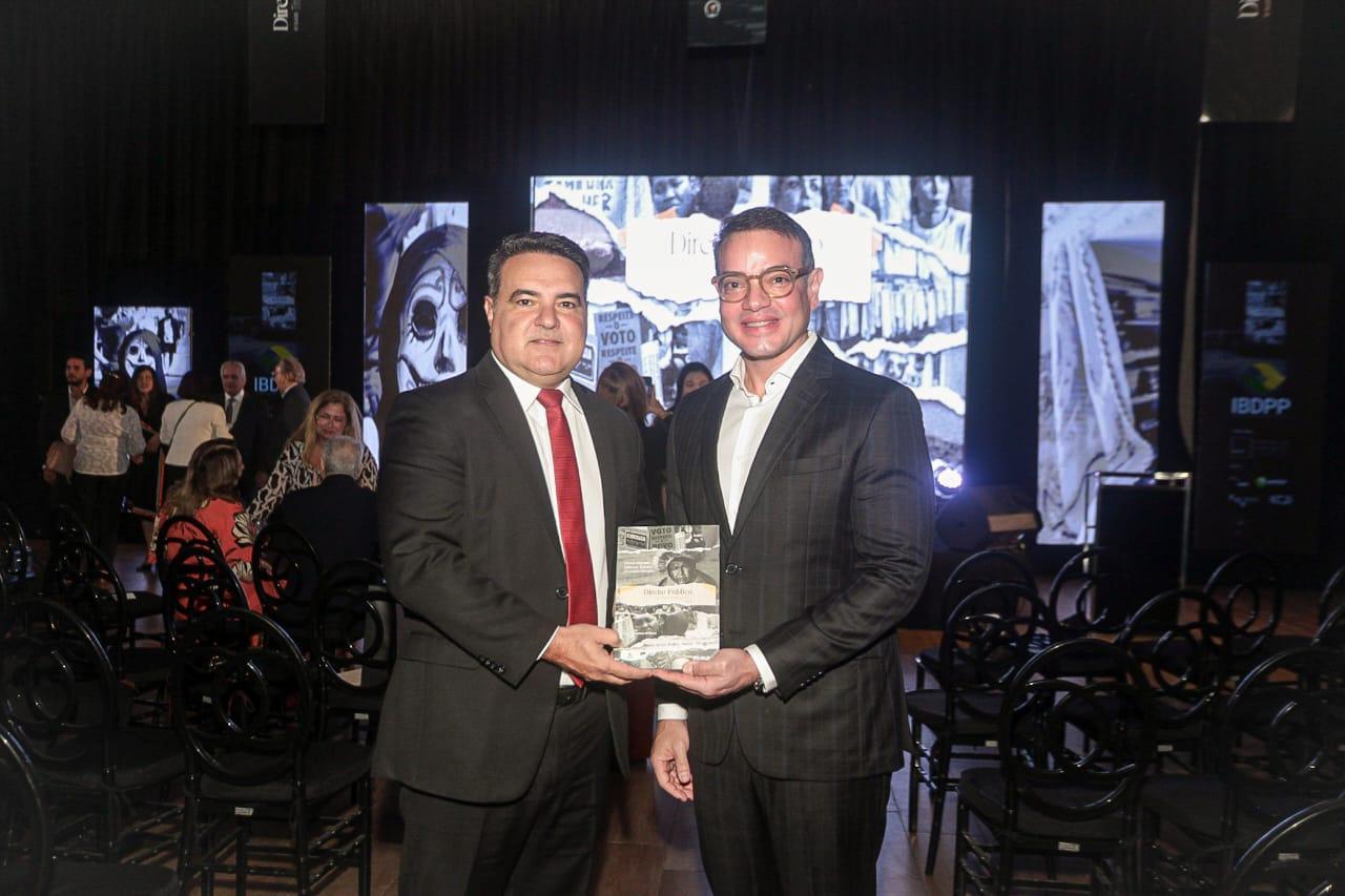 Lançado em Belém nesta quarta (10), livro tem artigos de ministros dos principais tribunais do país